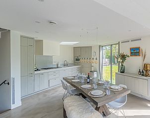 Eetkamer met moderne keuken in Duynzoom Villa 5, De Koog, Texel.