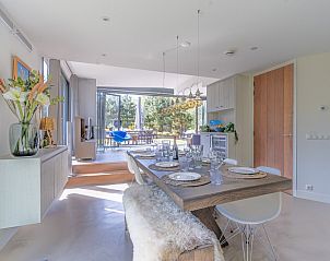 Stijlvolle eetruimte in Duynzoom Villa 5 met toegang tot het terras, De Koog, Texel.