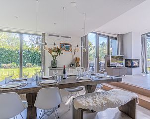 Eettafel met tuinzicht in Duynzoom Villa 5, vakantiewoning in De Koog, Texel.