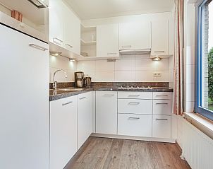 Achteraanzicht van Beach Park Texel 4-persoons villa 4B met priv oprit in De Koog.