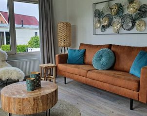 Gezellige woonkamer van Chalet Bregkoog 154 in De Koog, Texel met comfortabele bank.