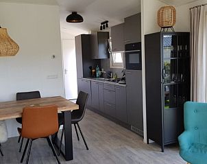 Eet- en keukenruimte van Chalet Bregkoog 154 in De Koog, Texel met moderne inrichting.