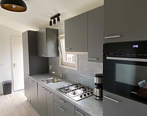 Strakke keuken van Chalet Bregkoog 154 in De Koog, Texel met moderne apparatuur.