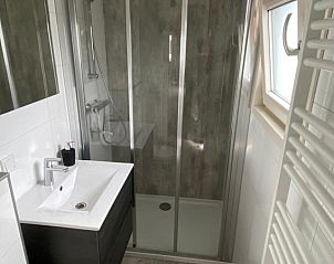 Moderne badkamer met douche in Chalet Bregkoog 154, De Koog, Texel.