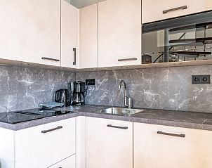 Frisches Badezimmer im Ferienhaus Plevierstraat 3a, De Koog, Texel, mit Badewanne und stilvollen weien Fliesen.