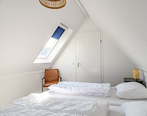 Blick vom Dachgeschoss des Ferienhauses Plevierstraat 3a, De Koog, Texel, auf das Wohnzimmer.