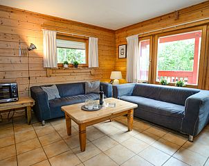 Gemtliches Wohnzimmer im Ferienpark Het Oude Dijkje - De Ponter, De Koog, Texel, mit bequemen Sofas und Tageslicht.