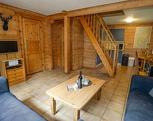 Gemtliche Sitzecke im Ferienpark Het Oude Dijkje - De Ponter, De Koog, Texel, mit Holzdekor und TV.