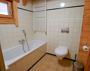 Badezimmer mit Badewanne in De Ponter, Vakantiepark Het Oude Dijkje, De Koog, Texel, mit moderner Ausstattung.