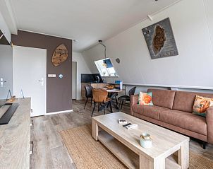 Open leefruimte in Appartement Anna 222, De Koog, Texel met stijlvolle meubels en eetgedeelte.