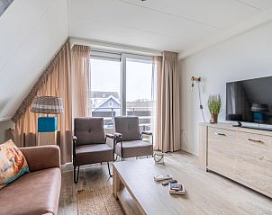 Lichte woonkamer van Appartement Anna 222, De Koog, Texel met groot raam en comfortabele zitplaatsen.