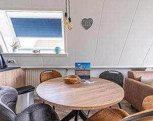 Eettafel en keukenhoek in Appartement Anna 222, De Koog, Texel met sfeervolle inrichting en praktische indeling.