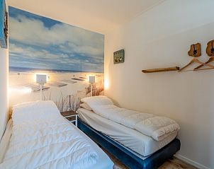 Slaapkamer met twee bedden in Appartement Anna 222, De Koog, Texel met strandthema en gezellige sfeer.