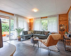 Lichte woonkamer in Vakantiepark Het Oude Dijkje - Hulfte, vakantiehuis De Koog, Texel met uitzicht op tuin.