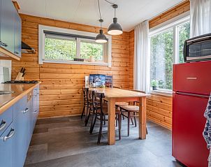 Eethoek en keuken in Vakantiepark Het Oude Dijkje - Hulfte, vakantiehuis De Koog, Texel met uitzicht op tuin.