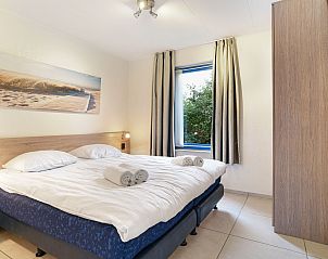 Ruim terras van Beach Park Texel 4-persoons villa 4L1 in De Koog, Texel met tuinmeubilair en uitzicht op de natuur.