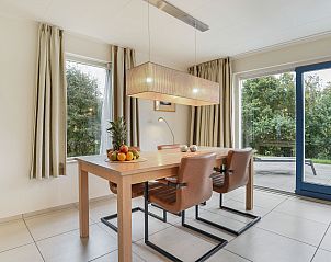 Vooraanzicht van Beach Park Texel 4-persoons villa 4L1 in De Koog, Texel met groene voortuin.