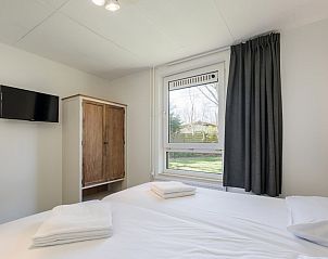 Modernes Badezimmer im Bungalow T4M Comfort, De Koog, Texel, mit gerumiger Dusche und stilvollem Waschbecken, ideal fr entspannende Aufenthalte.