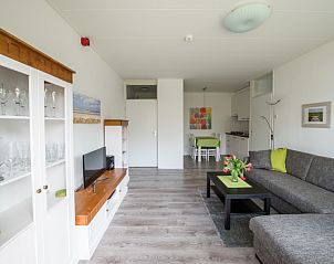Ruime woonkamer van 't Kerckeland - Appartement Kerckeland 88, Texel, met moderne inrichting en toegang tot de keuken in De Koog.