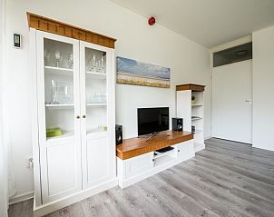 Stijlvolle kast en entertainmenthoek in 't Kerckeland - Appartement Kerckeland 88, Texel, ideaal voor ontspanning in De Koog.