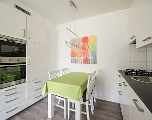 Volledig uitgeruste keuken van 't Kerckeland - Appartement Kerckeland 88, Texel, met moderne apparatuur en eetruimte in De Koog.