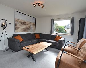 Moderne Einrichtung des Wohnzimmers im Ferienhaus Stappeland 203, De Koog, Texel.