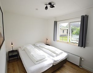 Komfortables Schlafzimmer im Ferienhaus Stappeland 203, De Koog, Texel mit Blick auf den Garten.
