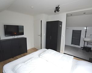 Schlafzimmer mit eigenem Badezimmer im Ferienhaus Stappeland 203, De Koog, Texel.