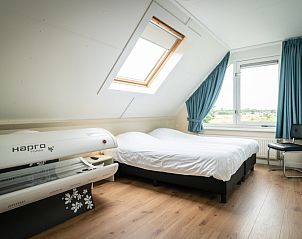 Helles Schlafzimmer mit Dachfenster in Villa 6 Personen, De Koog Texel, mit schner Aussicht auf die Umgebung.