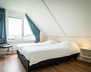 Hauptschlafzimmer in der Villa 6 Personen, De Koog Texel, mit bequemen Betten und erholsamer Aussicht.