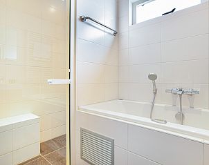 Extra slaapkamer met eenpersoonsbedden in Beach Park Texel 6-persoons villa, De Koog, perfect voor kinderen.