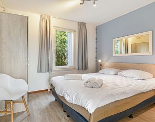 Achterzijde van Beach Park Texel 6-persoons villa, De Koog, met groene omgeving en veel privacy.