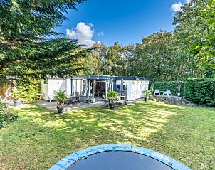 Genieen Sie die Natur rund um Bungalow De Nagtegaal 21 im Bungalowpark De Nagtegaal, De Koog, Texel, mit einer einladenden Terrasse.