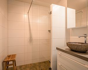 Moderne badkamer met inloopdouche in Appartement Juliana 102 Zeezicht, De Koog, Texel.