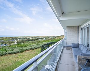 Ruim balkon met prachtig uitzicht op de kust in Appartement Juliana 102 Zeezicht, Texel.