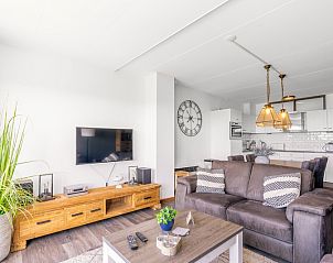 Moderne woonkamer en keuken in Appartement Juliana 094 Eiland en Zeezicht, De Koog, Texel met stijlvol interieur.