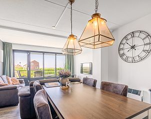 Eetkamer in Appartement Juliana 094 Eiland en Zeezicht, De Koog, Texel met grote eettafel en uitzicht op de natuur.