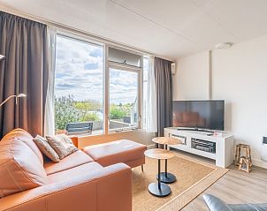 Gezellige woonkamer van Appartement Juliana 072 Eilandzicht in De Koog, Texel met uitzicht op de natuur.