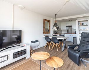 Ruime eetkamer en zithoek in Appartement Juliana 072 Eilandzicht, De Koog, Texel met veel natuurlijk licht.