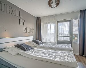 Comfortabele slaapkamer in Appartement Juliana 072 Eilandzicht, De Koog, Texel met uitzicht op het eiland.