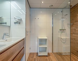Moderne badkamer in Appartement Juliana 072 Eilandzicht, De Koog, Texel met ruime douche en wastafel.