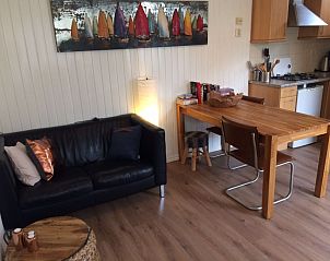 Gezellige woonkamer van Zomerhuisje Plevierstraat 12 in De Koog, Texel, met comfortabele zithoek en eethoek, ideaal voor een ontspannen verblijf.