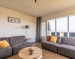 Ruime woonkamer van Appartement Juliana 118 Zeezicht, De Koog, Texel met moderne inrichting en uitzicht.