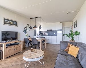 Eetkamer en keuken in Appartement Juliana 118 Zeezicht, De Koog, Texel met moderne faciliteiten.