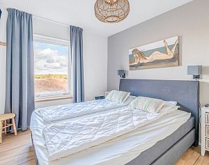 Slaapkamer in Appartement Juliana 118 Zeezicht, De Koog, Texel met comfortabel tweepersoonsbed en uitzicht.