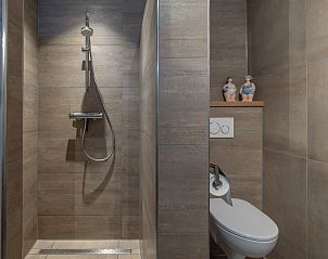 Luxe badkamer met inloopdouche in Appartement Juliana 118 Zeezicht, De Koog, Texel.