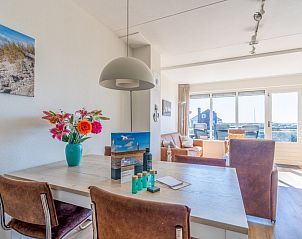 Essecke mit bunten Blumen im Appartement Juliana 098 Insel- und Meerblick, De Koog, Texel.