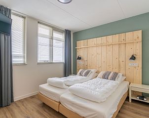 Komfortables Schlafzimmer im Appartement Juliana 098 Eiland en Zeezicht, De Koog, Texel, mit Doppelbett.