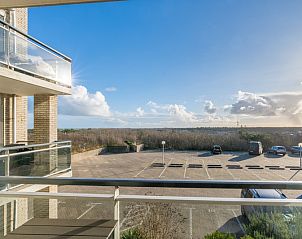 Balkon van Appartement Juliana 122 Eilandzicht, De Koog, Texel met uitzicht op de omliggende natuur en zee.
