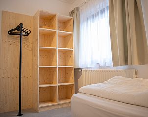 Schlafzimmer mit Abstellraum im Apartment 4 Personen, De Koog, Texel, komfortabel und praktisch fr Gste.